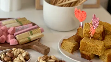 Süßigkeiten und Kuchen auf einem Tisch, in gemütlicher Umgebung.