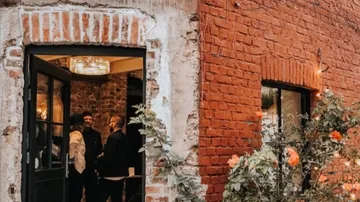 Tür mit Menschen, die in einem rustikalen Restaurant stehen.