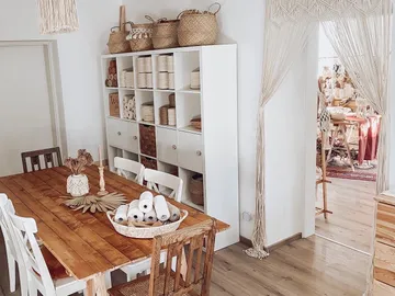 Holztisch mit dekorativen Objekten in einem hellen Raum.