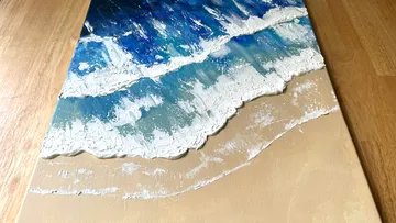 Strukturiertes Acrylgemälde von Meereswellen am Strand.