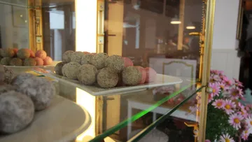 Verschiedene Trüffel, ausgestellt in einer Glasvitrine.