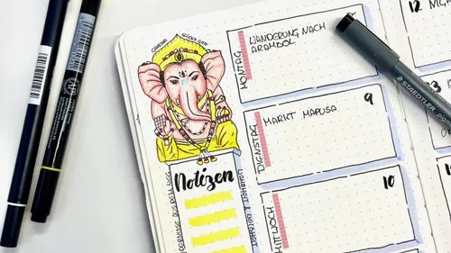 Notizbuch mit Ganesha-Illustration, leere Planungslayouts daneben.