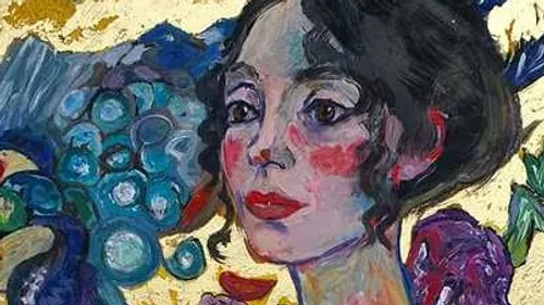 Porträt einer Frau, die nachdenklich in die Ferne blickt.