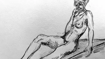 Nackte Figur sitzt entspannt auf einem Untergrund.