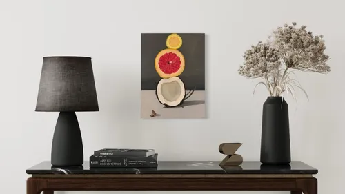 Lampe und Vase stehen auf einem Tisch mit Kunstwerk.