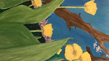 Gelbe Blumen wachsen entlang grüner Blätter unter blauem Himmel.