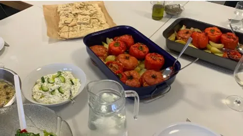 Essensgerichte auf einem Tisch, serviert mit frischem Wasser.