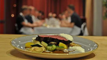 Ein Teller mit Rindfleisch, Gemüse und Sauce, Hintergrund: Essen.