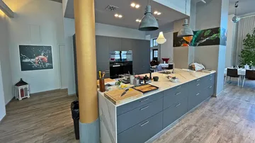 Moderne Küche vorbereitet zum Kochen in hellem, offenem Raum.
