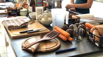 Küchenutensilien, Zutaten werden vorbereitet, entspanntes Kochen.