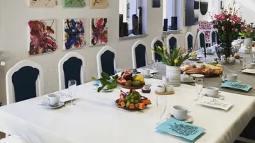 Ein festlich gedeckter Tisch mit Früchten und Blumen.
