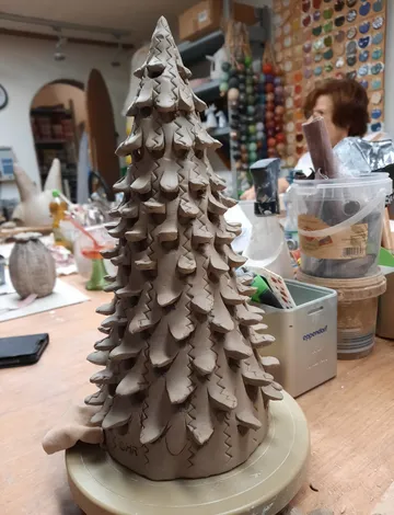 Tonbaum mit Blattstruktur wird in einer Werkstatt gestaltet.