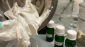 Eine Schüssel mit cremiger Masse wird geschwenkt, um Mischung.