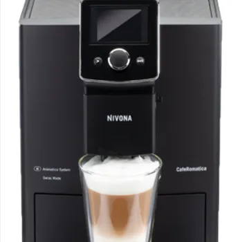 Kaffeemaschine bereitet Kaffee in einem Glas vor.