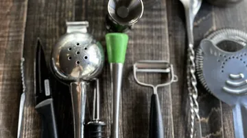 Eine Reihe von Küchentools auf einem Holzuntergrund.