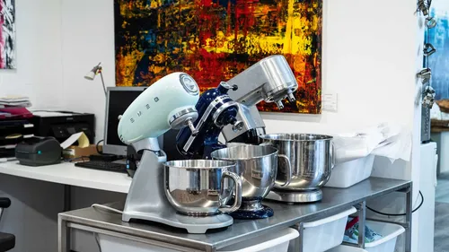Drei Standmixer auf einem Metalltisch.