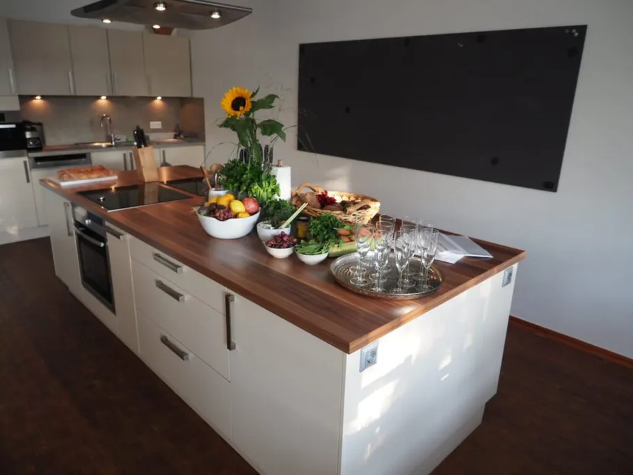 Kitchen island with fruit and drinks in a modern setting.