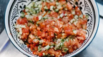 Schüssel mit gehacktem Gemüse, frisch zubereitet für Salat.