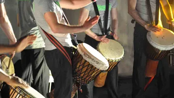 Trommeln werden rhythmisch geschlagen, um Musik zu erzeugen.