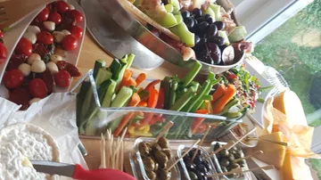 Ein Buffet mit frischem Gemüse, Obst und Käse.