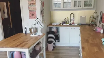 Moderne Küche mit Mixer auf Tisch, vorbereitet zum Kochen.