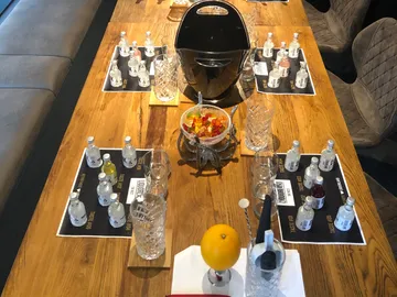 Tisch mit Getränken, Obst und Gläsern, festlich inszeniert.