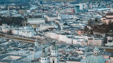 Stadtansicht mit vielen Gebäuden und Straßen im Hintergrund.