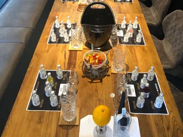 Tisch mit Getränken, Snacks und Gläsern in modernem Restaurant.
