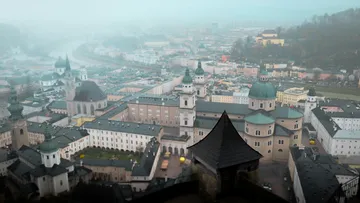 Stadtansicht mit historischen Gebäuden unter nebligem Himmel.