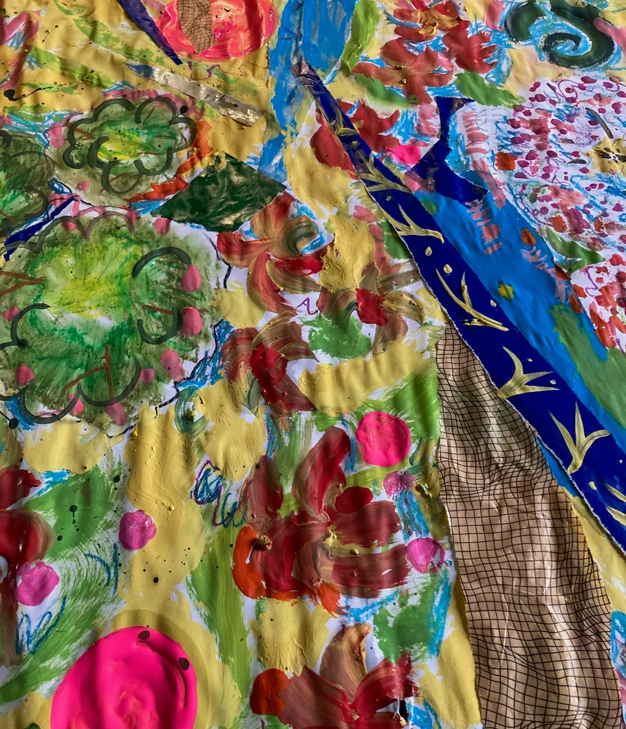 Bunte Malerei auf einer strukturierten Oberfläche in Sonnenlicht.