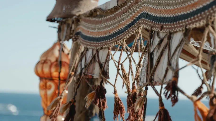 Hängende dekorative Stoffe wehen sanft am Strand.