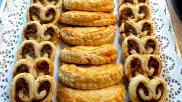 Puff pastry placed on a decorative plate.