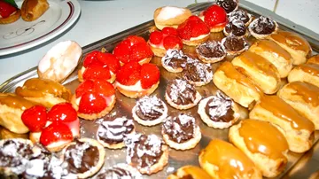 Bunte Gebäcke auf einem Blech, geschickt angerichtet.
