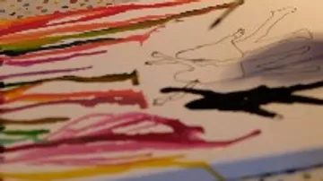 Buntes Malen auf Leinwand mit verschiedenen Figuren und Linien.