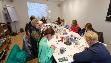 Table with creative activities, group work in a relaxed atmosphere.