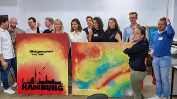 Gruppierung junger Menschen präsentiert Kunstwerke in Hamburg.