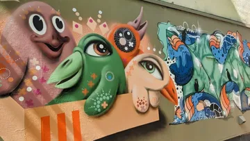 Bunte Graffiti-Tiere lächeln in urbaner Umgebung.