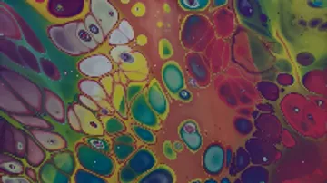 Colourful spiral patterns in liquid on surfaces