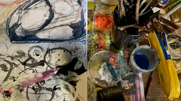 Kunstwerk entstehen, umgeben von Malutensilien und Materialien.