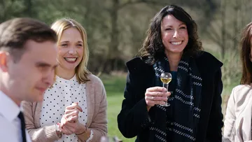 Gruppen von Menschen lachen, feiern mit Getränken im Freien.