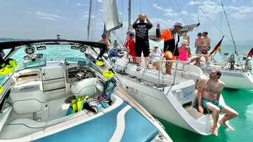 Zwei Boote auf Wasser, Menschen interagieren und entspannen.