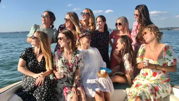 Vielleicht eine Gruppe von Frauen auf einem Boot, lachend.