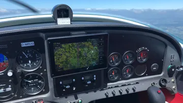 Cockpitinstrumente zeigen Flugdaten und Navigationskarten an.