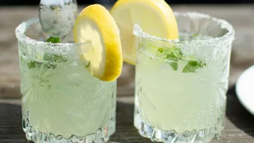 Zwei Gläser mit limonadenartigem Getränk und Zitronenscheiben.