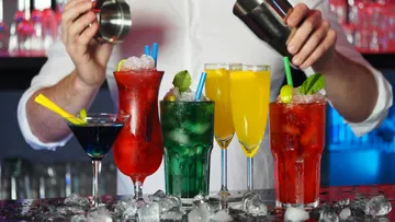 Bunt gemischte Cocktails werden professionell in einer Bar geschüttelt.