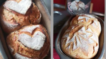 Zwei Brotlaibe mit dekorativer Kruste in einer Backform.