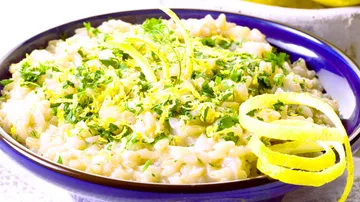 Reisgericht mit Kräutern und Zitronenschalen, appetitlich angerichtet.