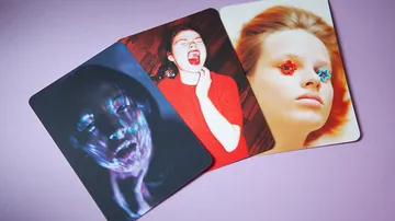 Drei Karten zeigen emotionale Porträts auf lilanem Hintergrund.