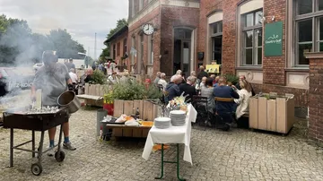 Grillendes Essen; Gäste genießen im Freien bei einem Restaurant.