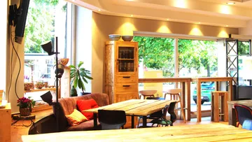 Gemütliches Café-Interieur mit Holzmöbeln.
